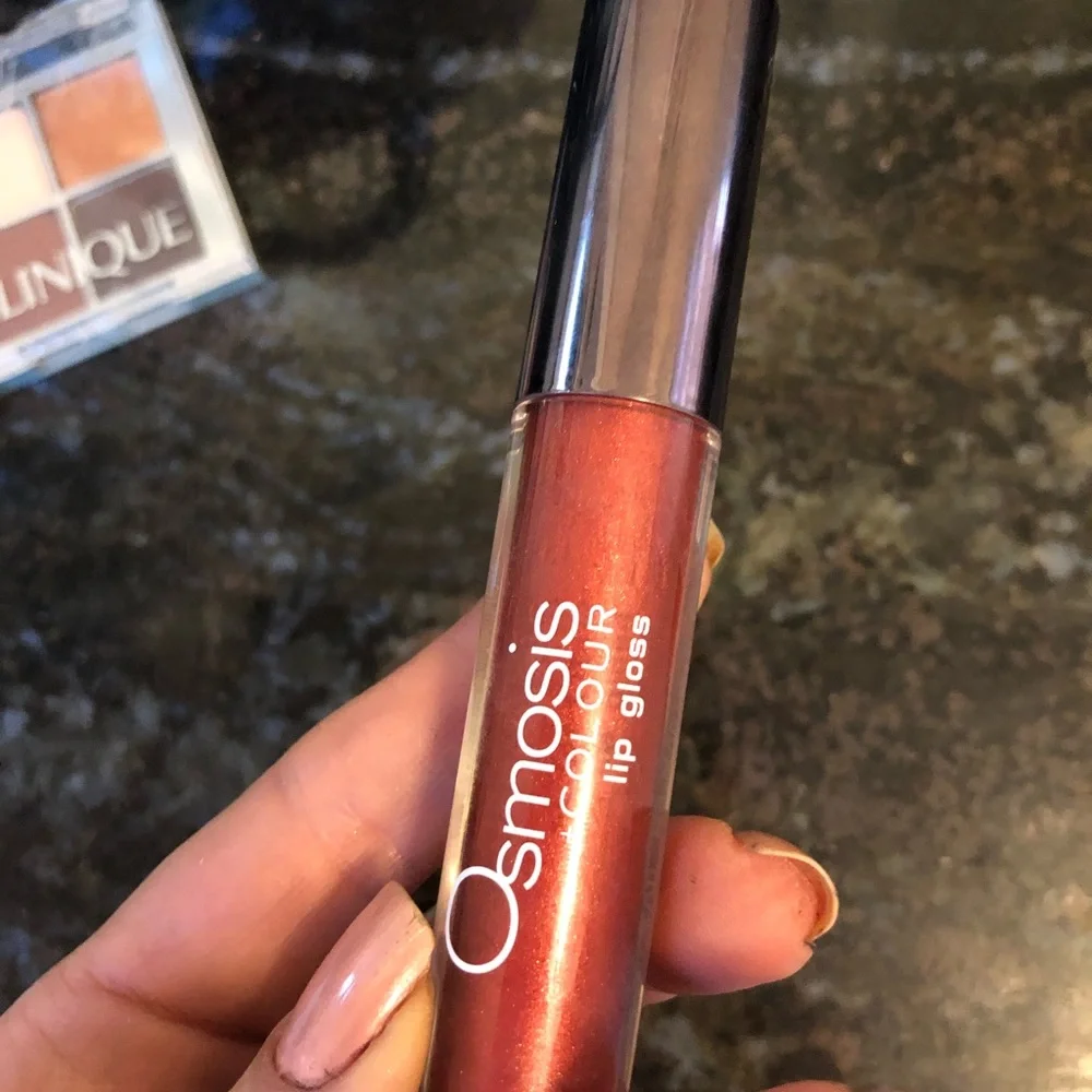 Osmosis lip gloss in Cinnamon Kiss